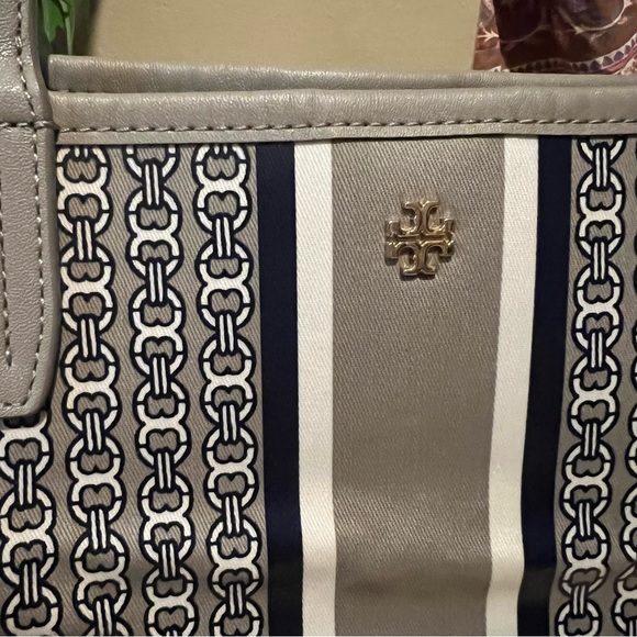 Tory Burch Tote Bag and matching pouch - Picture 4 of 11